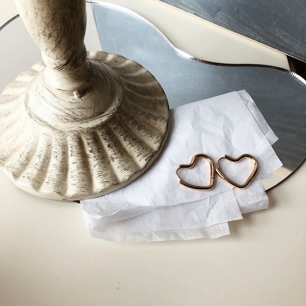 NEW 18K Gold Plated Heart Hoop Earrings - Picture 3 of 8